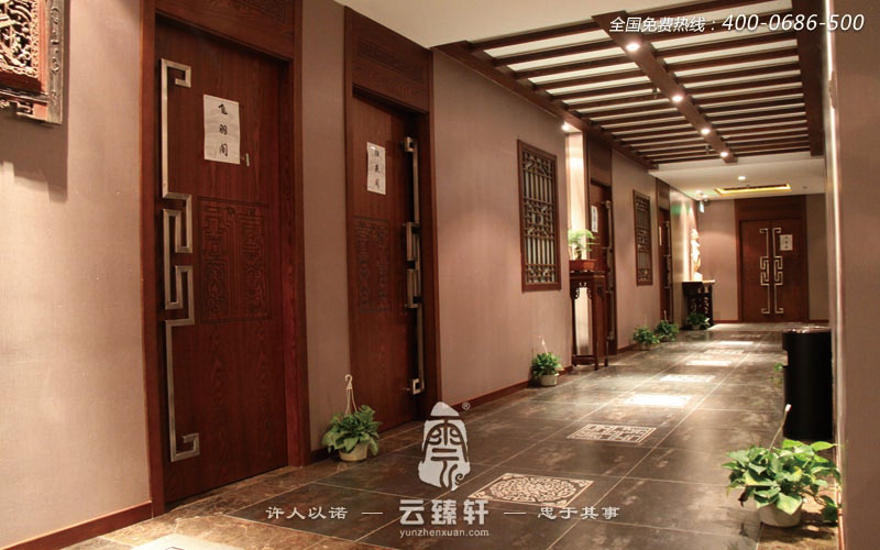 會(huì)所里每個(gè)包間的門(mén)的裝修也把中式元素包含在里面
